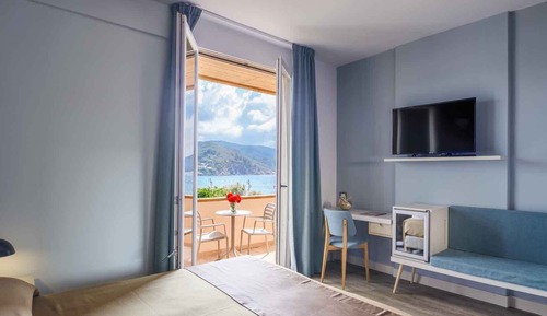 Chambre Supérieure Double ou avec lits jumeaux, balcon, vue partielle sur la mer