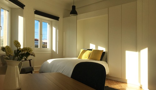 Studio Romantique, 1 lit double, accessible aux personnes à mobilité réduite, vue ville