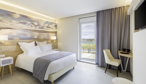 Chambre Supérieure, 1 très grand lit, non-fumeurs (Larger Room;Twin bed on request)