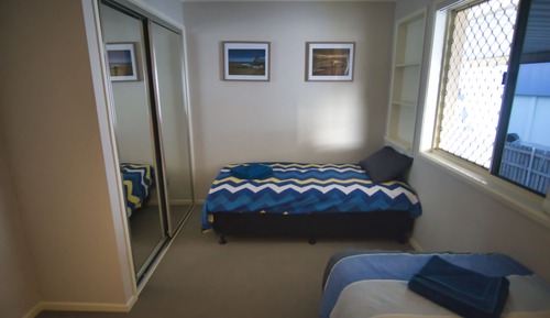 Chambre avec lits jumeaux, 2 lits une place, salle de bains commune