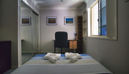 Chambre Double, 1 lit double, salle de bains commune