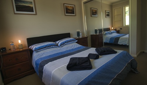 Chambre Double, 1 lit double, salle de bains commune