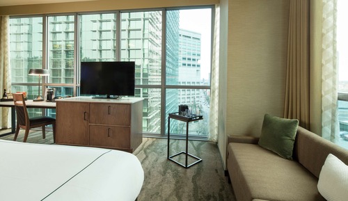 Chambre, 1 très grand lit, accessible aux personnes à mobilité réduite, vue fleuve (Roll-In Shower)