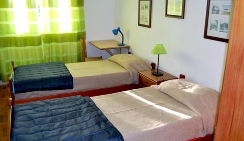 Chambre avec lits jumeaux, salle de bains commune