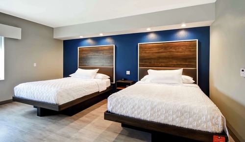 Chambre, 2 grands lits, accessible aux personnes à mobilité réduite, baignoire (Hearing)