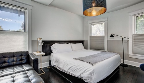 Chambre, 1 très grand lit, réfrigérateur, rez-de-chaussée