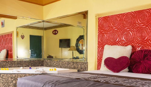 Suite, 1 grand lit, baignoire à jets