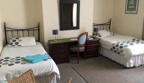 Chambre avec lits jumeaux, salle de bains commune