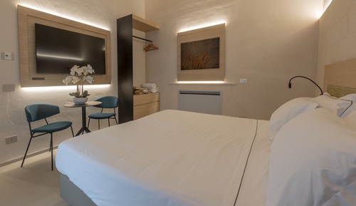 Suite Majestueuse, 1 grand lit et 1 canapé-lit, coin cuisine, vue partielle sur la mer