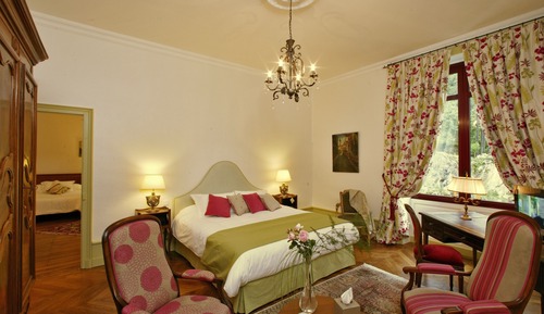 Chambre Quadruple, salle de bains attenante, vue piscine (Commarque)