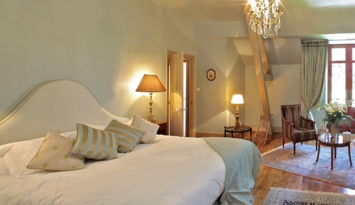Chambre Supérieure Double ou avec lits jumeaux, salle de bains attenante (Milandes)