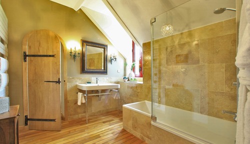 Chambre Double Supérieure, salle de bains attenante, vue jardin (Castelnaud)