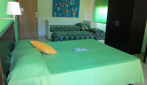Chambre Familiale Double ou avec lits jumeaux, vue jardin, côté jardin
