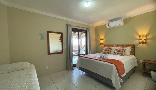 Chambre Triple, balcon (Com Café da Manhã)