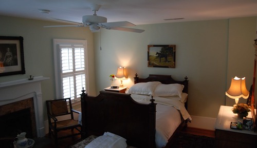 Chambre, salle de bains commune