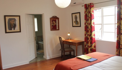 Chambre Double Deluxe, salle de bains attenante, vue cour intérieure (Room4)