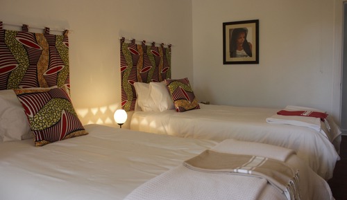 Chambre Deluxe avec lits jumeaux, salle de bains attenante, vue cour intérieure (Room3)