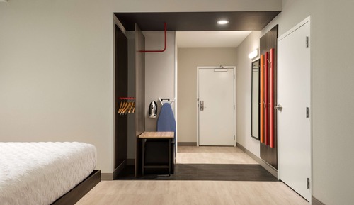 Chambre, 1 très grand lit, accessible aux personnes à mobilité réduite (Hearing, Roll-in Shower)