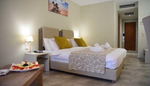 Chambre Double, vue partielle sur la mer