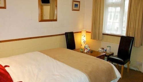 Chambre Double, salle de bains attenante, vue jardin