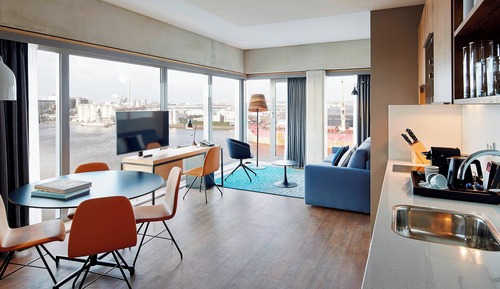 Suite, 1 grand lit, vue port (High Floor)
