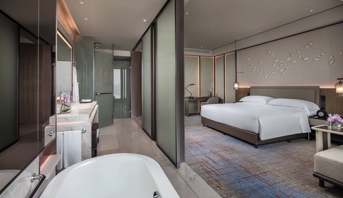 Chambre Classique, 1 très grand lit, vue fleuve (High Floor)