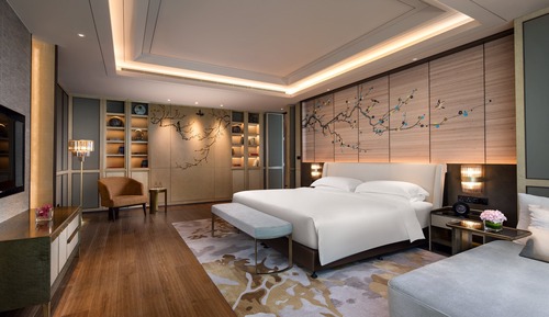 Chambre Classique, 1 très grand lit, accès au salon club, vue fleuve (High Floor)