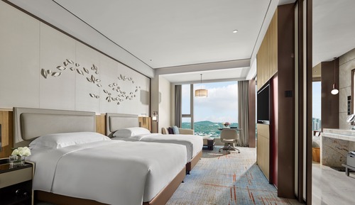 Chambre Classique, 2 lits doubles, accès au salon club, vue ville (High Floor)