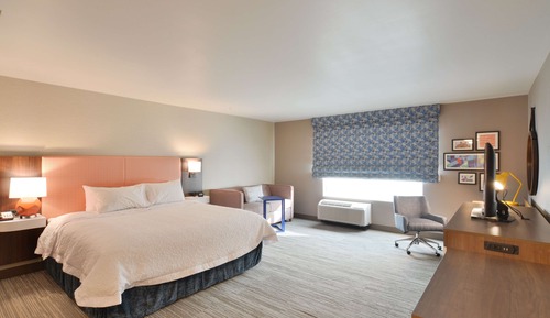 Chambre, 1 très grand lit, accessible aux personnes à mobilité réduite (Hearing)