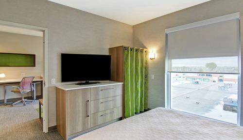 Suite, 1 très grand lit (Mobility & Hearing, Roll-in Shower)