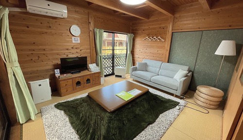 Cottage, réfrigérateur et four à micro-ondes (KOUME)
