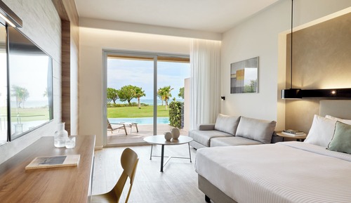 Chambre Classique, accès piscine, vue partielle sur la mer