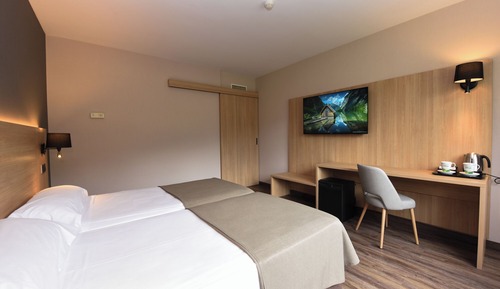 Chambre Double (Extra Bed, 2 Adults and 1 child)