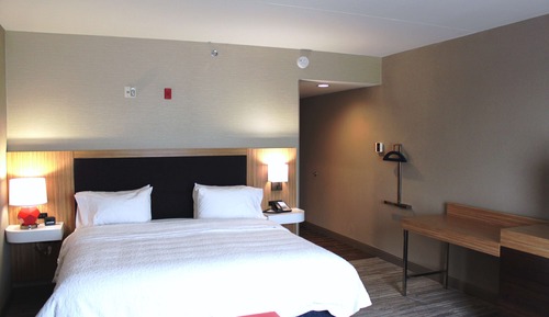 Chambre, 1 très grand lit, accessible aux personnes à mobilité réduite (Hearing)