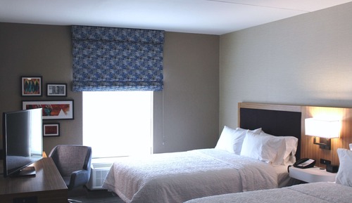 Chambre, 2 grands lits, réfrigérateur
