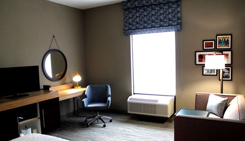 Chambre, 1 très grand lit, réfrigérateur et four à micro-ondes