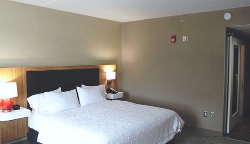 Chambre, 1 très grand lit, accessible aux personnes à mobilité réduite (Roll-In Shower)
