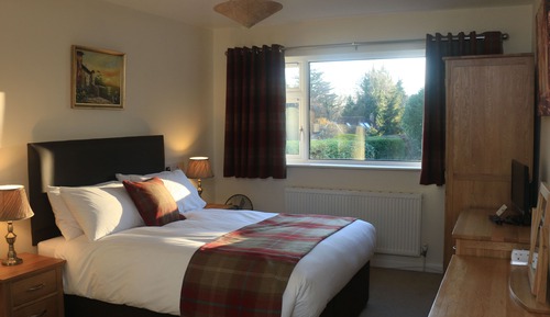 Chambre Double, salle de bains attenante, vue jardin
