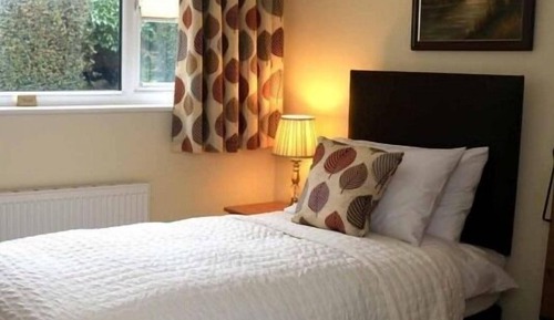 Chambre Simple, salle de bains attenante, vue jardin