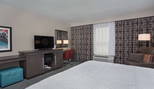 Chambre, 1 très grand lit, accessible aux personnes à mobilité réduite, baignoire