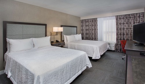 Chambre, 2 grands lits, réfrigérateur et four à micro-ondes