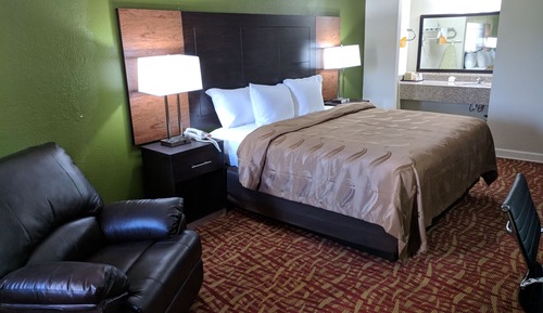 Chambre, 1 très grand lit, accessible aux personnes à mobilité réduite, non-fumeurs (Roll-In Shower)