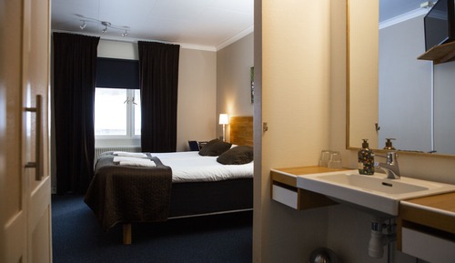 Chambre avec lits jumeaux, salle de bains commune