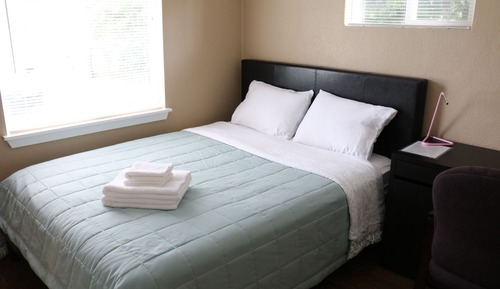 Chambre Double, 1 grand lit, salle de bains commune, rez-de-chaussée