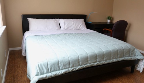 Chambre Double Confort, 1 très grand lit, salle de bains privée, rez-de-chaussée