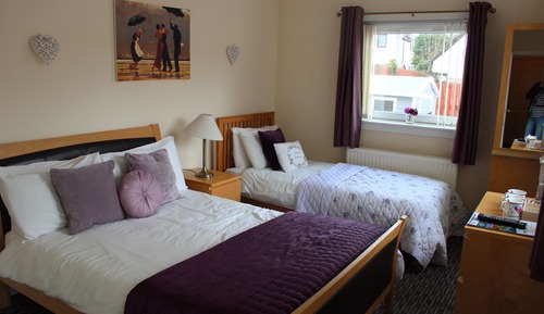 Chambre Triple, salle de bains attenante