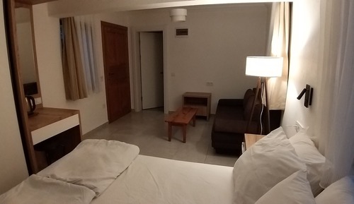 Studio Familial, 2 lits doubles, accessible aux personnes à mobilité réduite, vue cour intérieure