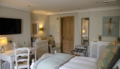 Chambre avec lits jumeaux, salle de bains attenante
