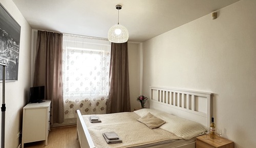 Chambre, 1 grand lit, salle de bains commune