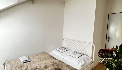 Chambre, 1 lit double, salle de bains commune (small)